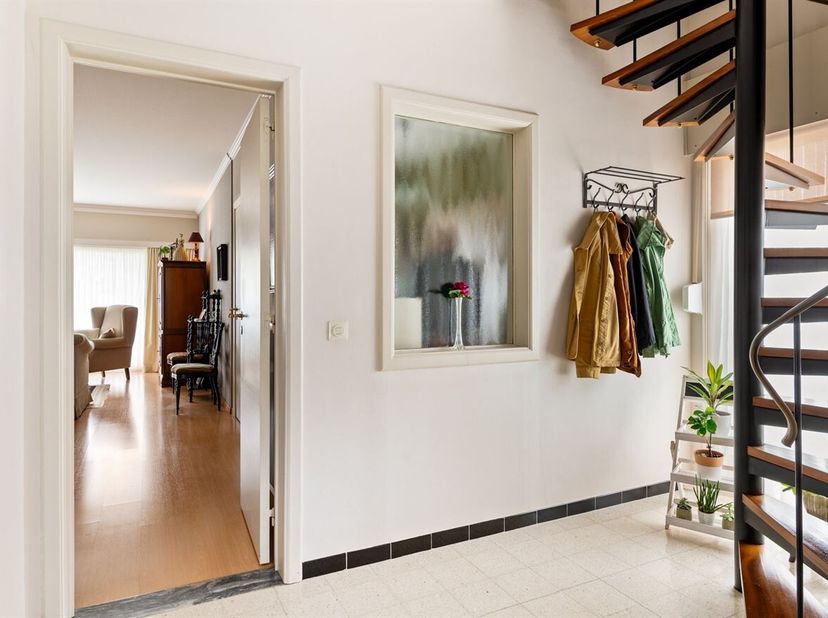 Bienvenue dans cette maison jumelée bien entretenue à Wommelgem. Cette propriété est idéalement située dans un quartier résidentiel, à proximité du ce
