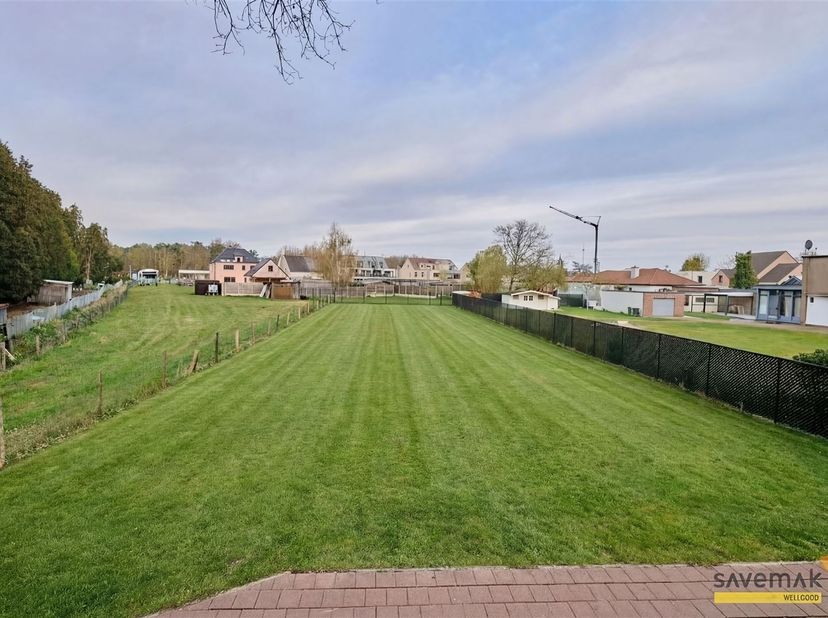 Ce terrain à bâtir (développement ouvert) de 7a32ca (largeur 16,04m) est situé dans une rue calme, mais à deux pas de Mol Centre.<br />
<br />
Depui