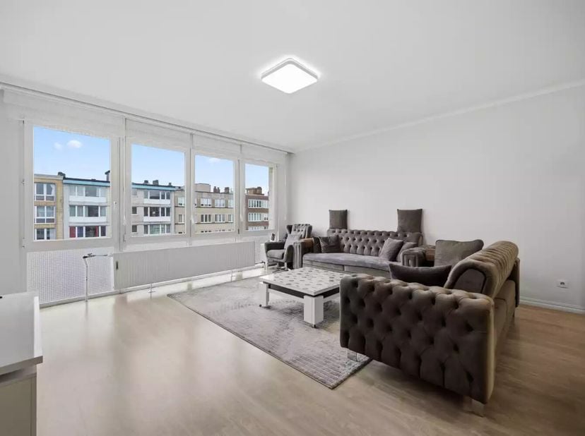 Dit gezellige penthouse-appartement bevindt zich op de bovenste verdieping van het gebouw en beschikt over een totale vloeroppervlakte van 92 m² (volg