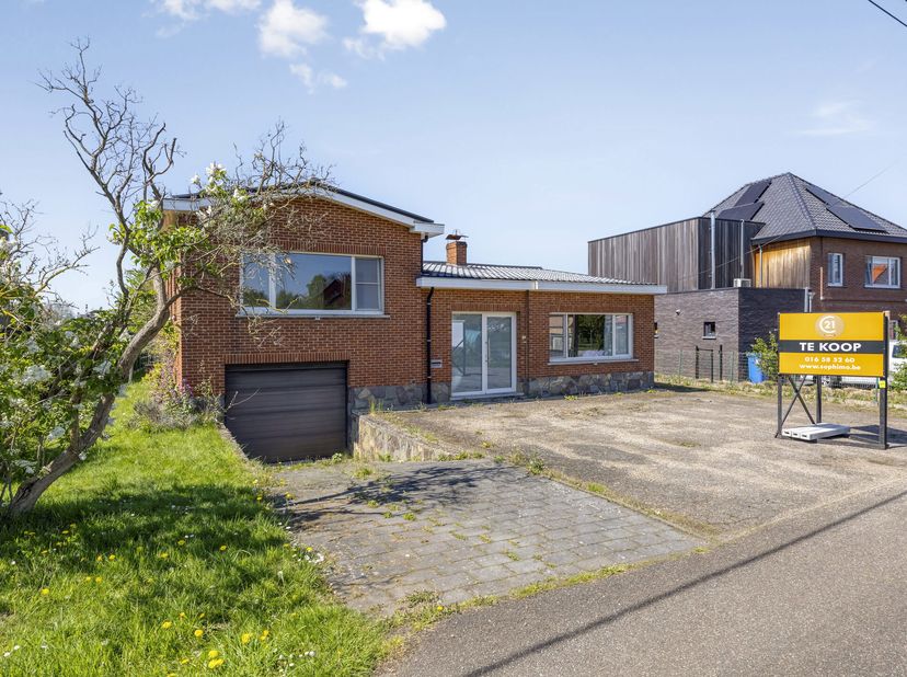 Op zoek naar een woning met ruimte, rust en mogelijkheden? Deze vrijstaande woning, gelegen in een doodlopende straat op Venusweg 3 te Aarschot, biedt