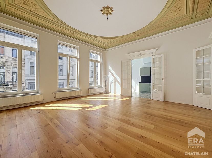 ERA Chatelain vous propose ce superbe appartement de caractère de 2 chambres, idéalement situé au 1er étage d'une élégante maison de maître à deux pas