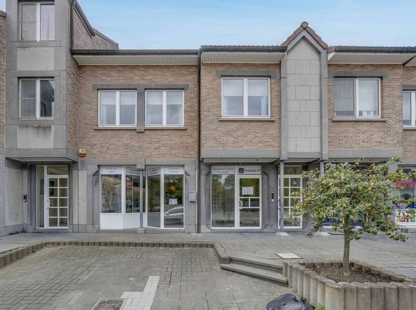 De prijs van 129.000 euro is een vanafprijs.<br />
Dit handelspand ligt op de Luikersteenweg, op ca. 10 minuten van het centrum van Sint-Truiden. Het