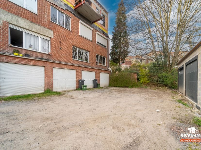 Skyimmo a le plaisir de vous proposer à la vente plusieurs garages idéalement situés à Ans, rue du Cimetière 38, dans un quartier résidentiel calme et