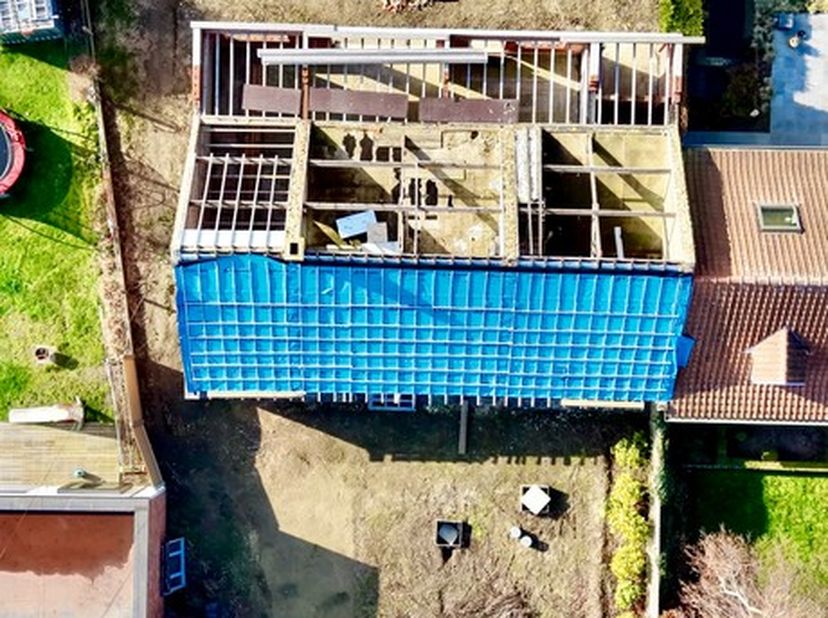 Bent u op zoek naar een woning die u volledig naar uw eigen smaak kan afwerken? Dan is dit pand een unieke kans!<br />
Deze verder af te werken woning