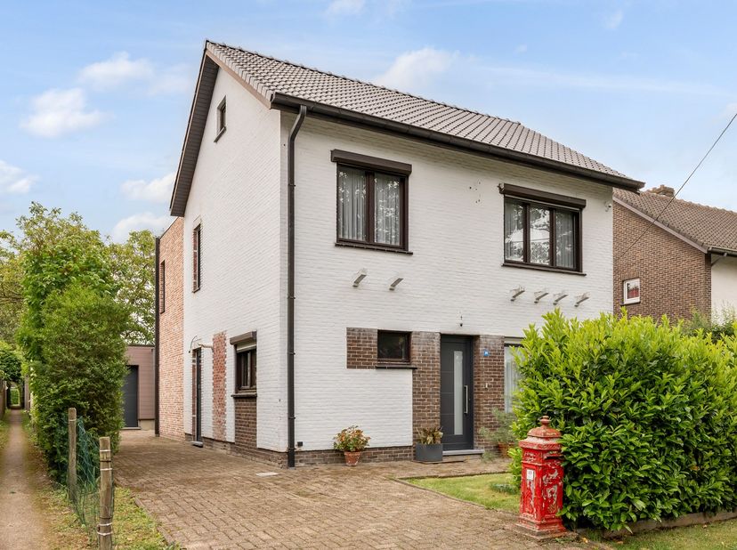 Deze mooie, vernieuwde, open bebouwing, bevindt zich in een rustige staat in Noorderwijk.<br />
Ideaal voor wie van rust houdt.&amp;nbsp;<br />
<br />
Op