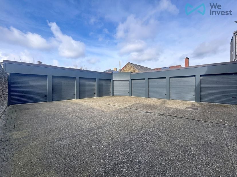 Verzorgde garagebox met elektrische toegangspoort in het centrum van Brugge, vlakbij de Langestraat. <br />
Diepte 4.70m<br />
Breedte 2.40m<br />
Vri
