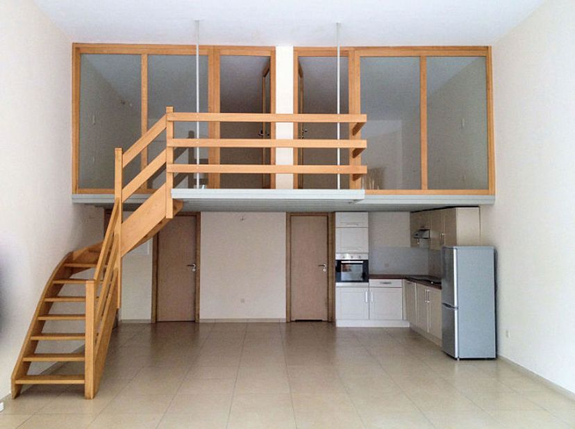 Vivez une expérience unique alliant charme historique et confort moderne dans cet appartement dexception situé au rez-de-chaussée dun château entièrem