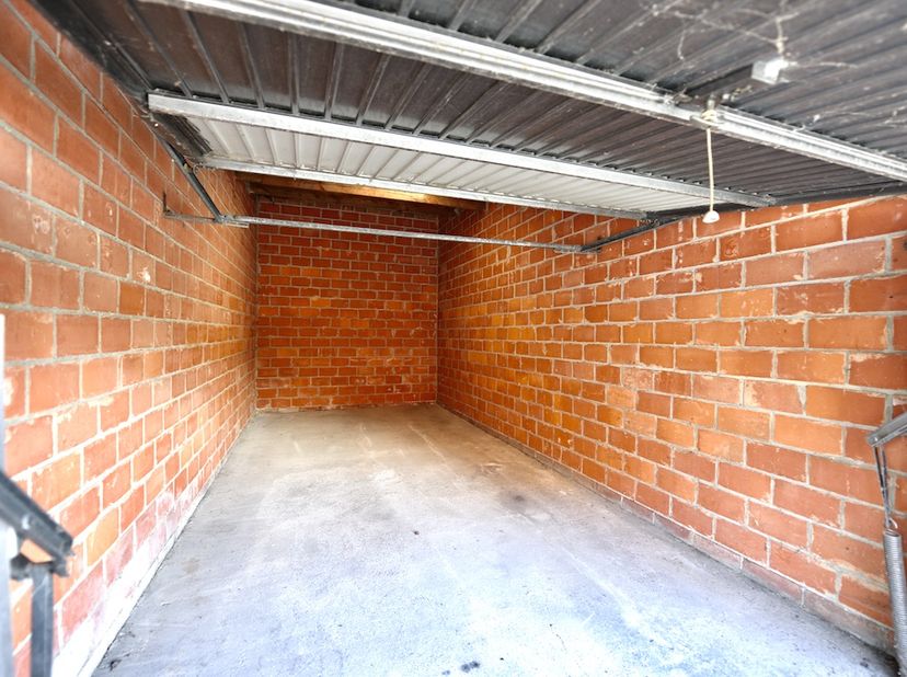 De centrale ligging en de grote vraag op die locatie naar degelijke garages te huur maakt deze eigendom heel attractief voor vastgoedbeleggers die een