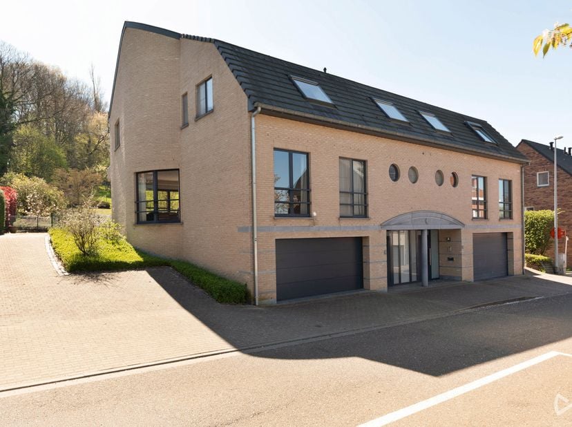 Située dans la très prisée et particulièrement calme Zavelstraat à Kessel-Lo, cette exceptionnelle maison semi-mitoyenne offre une surface habitable i