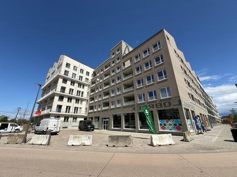 Schitterend nieuwbouwappartement met terras op zeer centrale ligging.<br />
<br />
Indeling:<br />
Inkomhal op tegels, +/- 3.5 m².<br />
Afzonderlijk