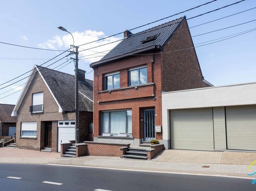 Instapklare gerenoveerde woning te koop nabij het centrum van Sint-Lievens-Houtem. Deze charmante woning biedt alle hedendaags comfort en beschikt ove