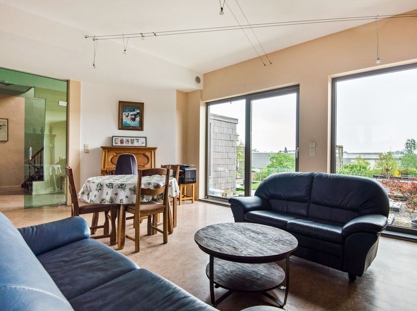 Veelzijdige woning met ruimte voor het hele gezin<br />
<br />
In een aangename en centraal gelegen buurt in Hemiksem vindt u deze verrassend ruime