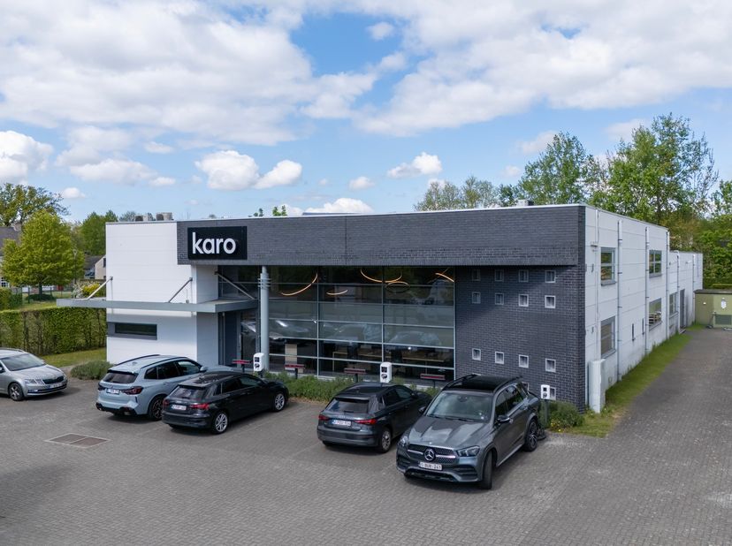 Op een uitstekende zichtlocatie langs de Kortrijksesteenweg bieden wij dit modern en instapklaar kantoorgebouw te huur aan van 1.000m².&amp;nbsp;<br />
He