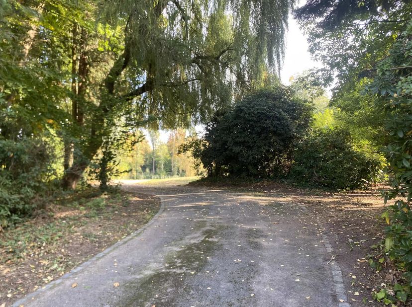 Lasne - Maransart - Terrein van ongeveer 1 ha 80, waarvan ongeveer 27 are in een woonwijk en de rest in een landbouwgebied. De omgeving is uitzonderli