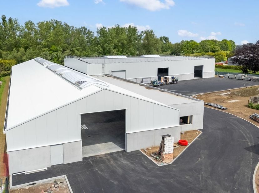 Dit hoogwaardig bedrijfsgebouw heeft een totale oppervlakte van 1.860 m² waarvan 265 m² kantoren en sociale ruimte.&amp;nbsp;De site is vlot bereikbaar da