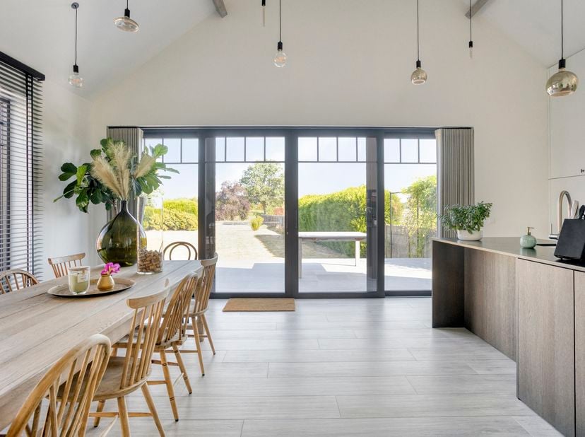 Zeer mooi gerenoveerde en instapklare woning gelegen op een uitzonderlijk perceel van 1877 m².<br />
Via de inkomhal met gastentoilet, kom je in de li