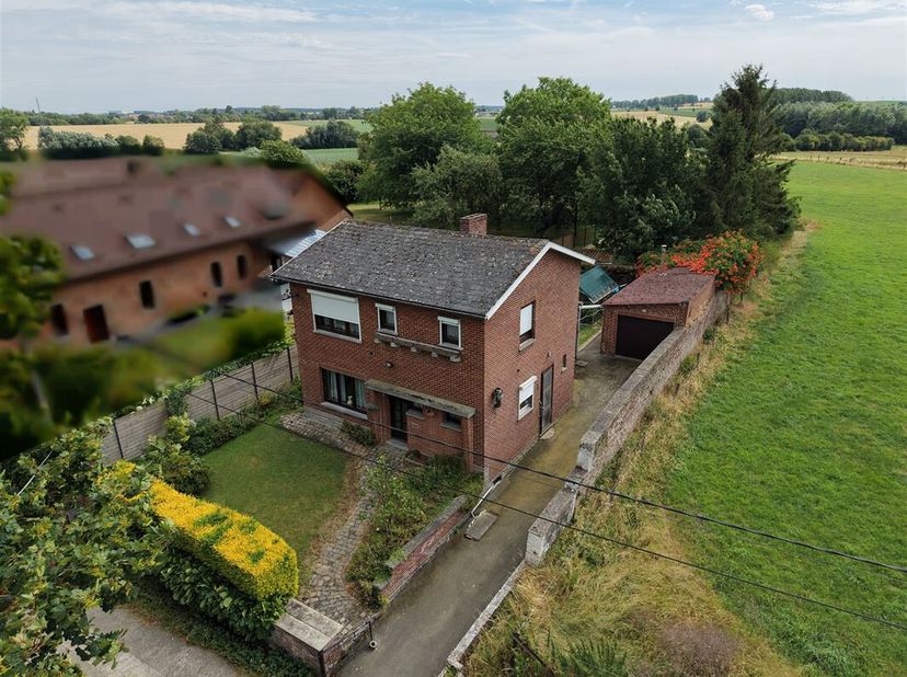 Jolie villa 4 façades à moderniser avec garage située au coeur du village de Bouvignies sur un terrain de 8 ares 13 centiares.<br />
Cette habitation