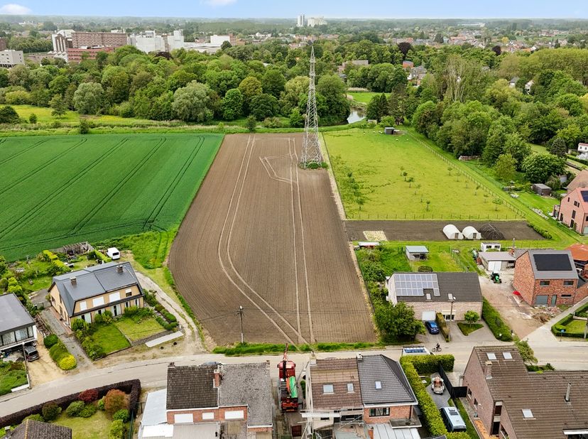 Dans la rue Van Der Noot à Wilsele (Louvain), se trouve ce terrain exceptionnellement spacieux de 88a79ca, situé dans un endroit unique et verdoyant a