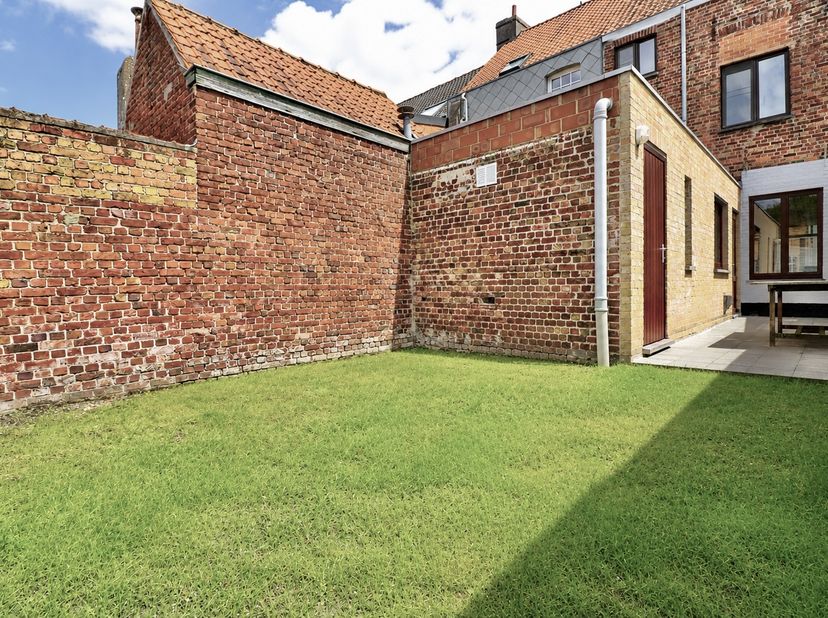 Bent u op zoek naar een stijlvolle burgerwoning met ruimte en comfort? Dan is deze volledig gerenoveerde halfopen bebouwing nabij het commerciële cent