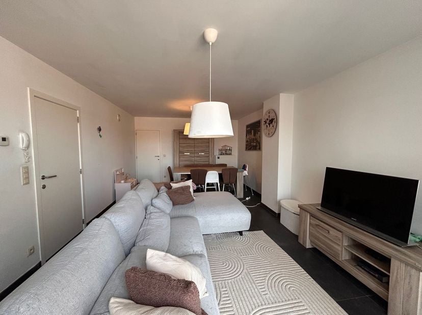 Ruim appartement met 2 slaapkamers, balkon en garagebox<br />
Ligging:<br />
Het appartement is centraal gelegen in Turnhout, nabij winkels, scholen