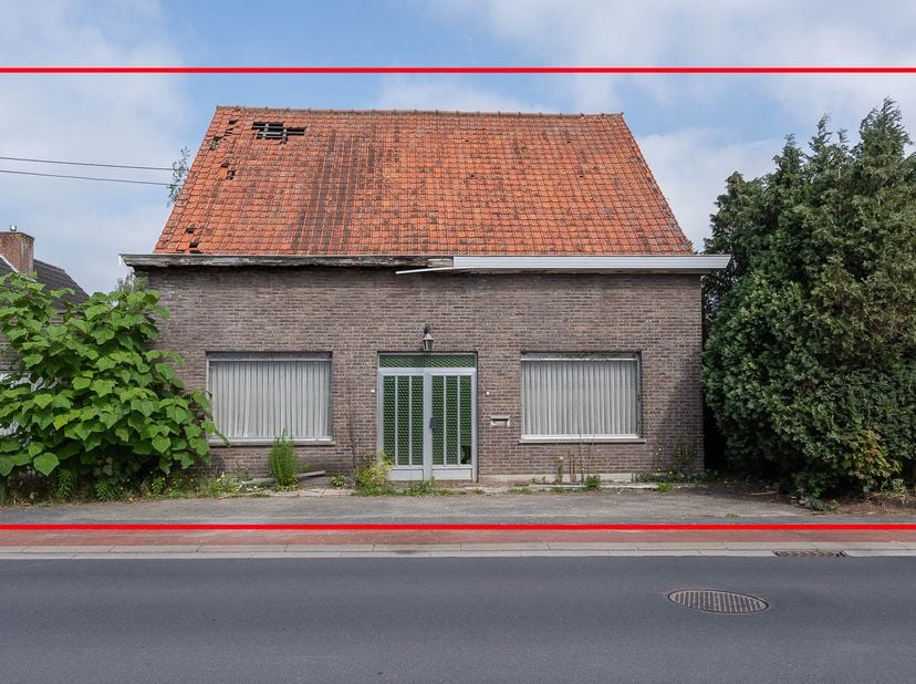 TE RENOVEREN/AF TE BREKEN WONING -<br />
<br />
Dit pand vereist een grondige totaalrenovatie of komt in aanmerking voor afbraak en heropbouw. <br />