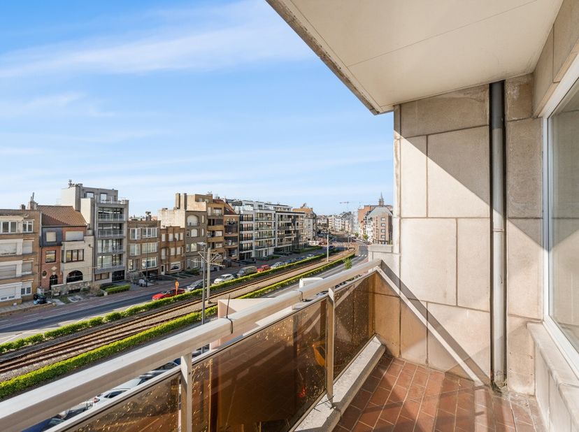 [[ ER WERD EEN OPTIE GENOMEN OP DIT PAND. ]] Blankenberge: Ruim appartement met zuidgericht terras te koop aan achterkant van de Zeedijk! Op de 3e ver