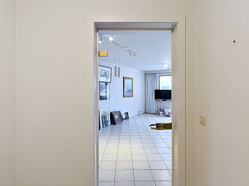 Ontdek dit aangename gelijkvloers appartement in het centrum van Koekelare, op wandelafstand van winkels, scholen en openbaar vervoer.<br />
Het appar