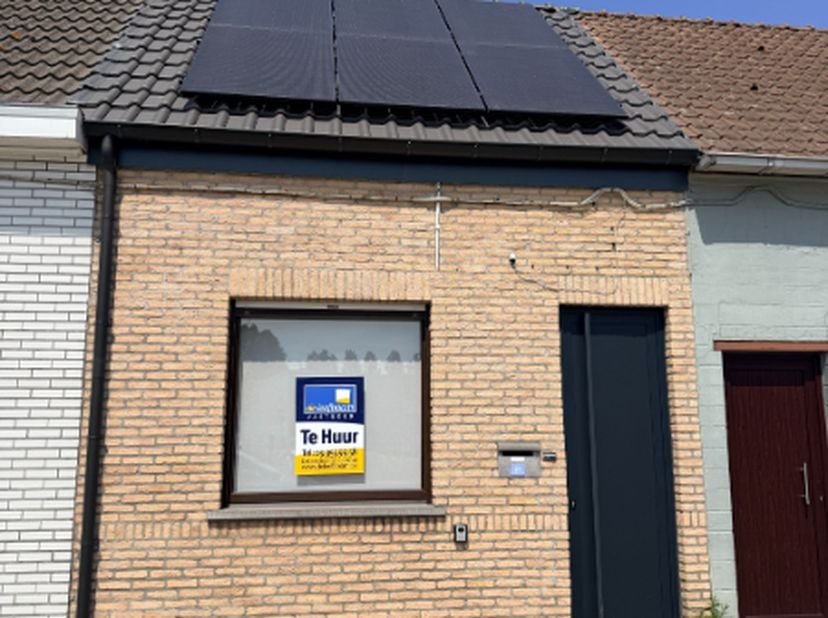 Deze gerenoveerde, gezellige rijwoning is gelegen in Moerbeke, een dorp met veel groen, leuke wandelroutes en nabij Expressweg. De woning heeft een le