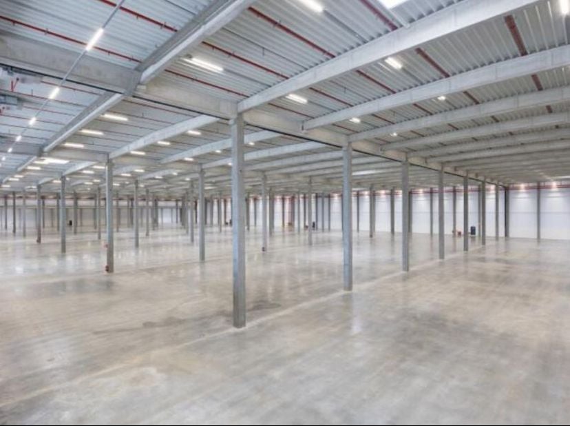 Deze moderne logistieke hub in de industriezone Genk-Zuid in Bilzen verbetert de effectiviteit van je activiteiten en versterkt hun duurzaamheid. Je b