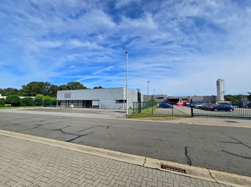 Bedrijfsgebouw - groot 831m² - centraal gelegen op het industrieterrein te Zonhoven, vlakbij de N715 Zonhoven  Houthalen -Bree en tussen de afritten n