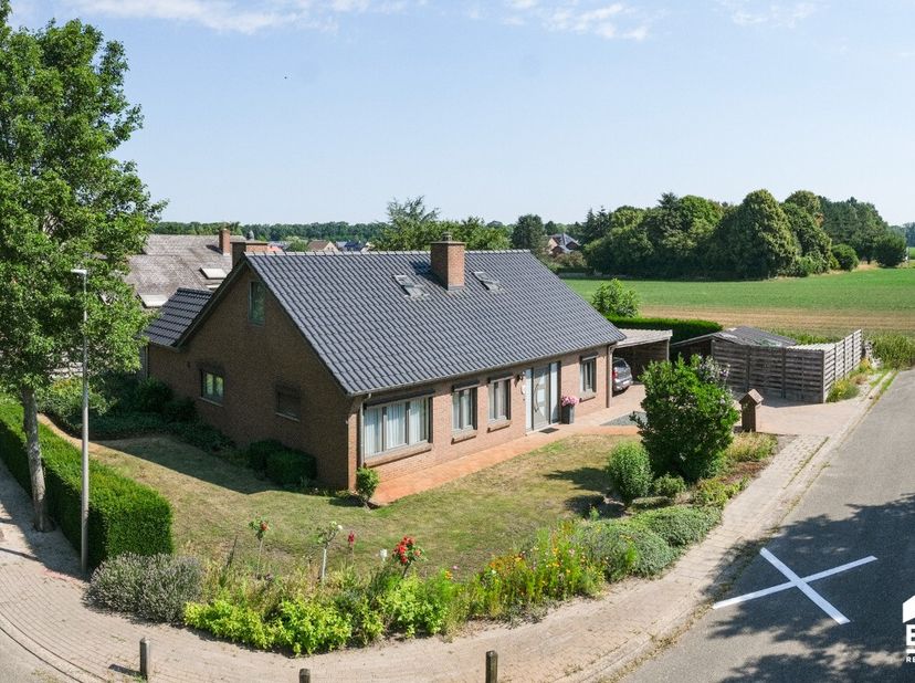 Gelijkvloerse woning te koop op een groene locatie, dicht bij alle voorzieningen (sportgelegenheden, winkels, supermarkten, scholen, openbaar vervoer)