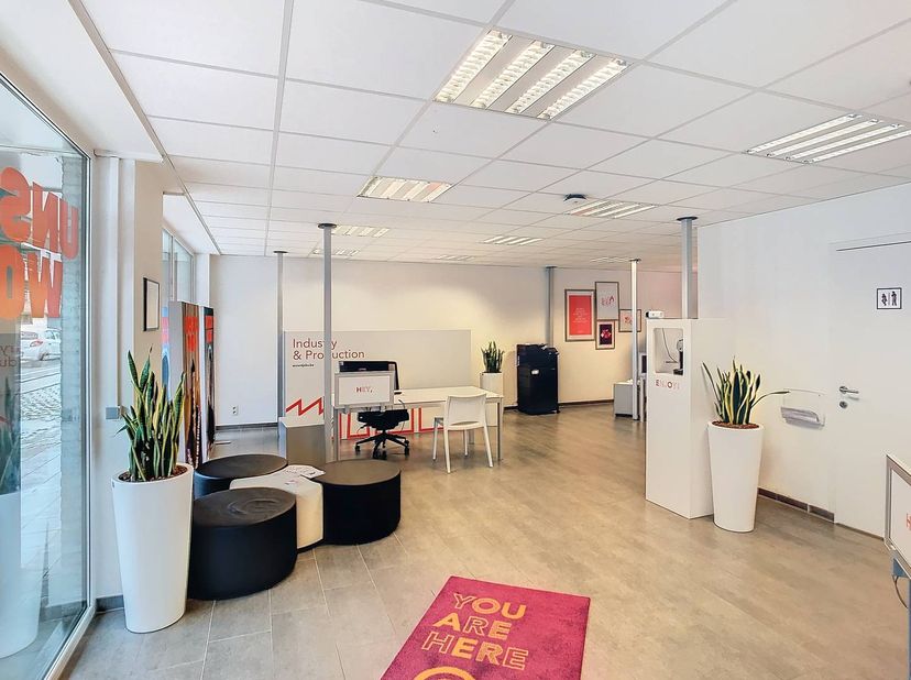 Le bâtiment commercial d'environ 121 m² est facilement accessible via la Brugsesteenweg, une importante route d'accès au centre de Roulers. L'emplacem