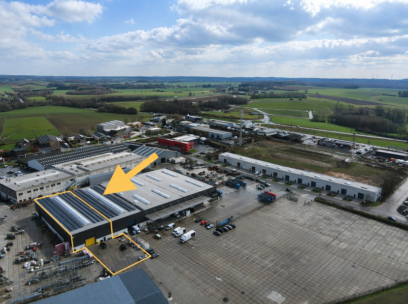 A la recherche d'un entrepôt de stockage et/ou d'un atelier ? Nous vous proposons un hall, idéalement situé dans le zoning de Biron (Condrolys 1) à pr