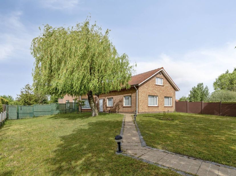 Gelegen in de Vissersstraat te Koksijde, vinden we deze gelijkvloerse villa te koop met ruime tuin op een perceel van maar liefst 2113m². De op te fri