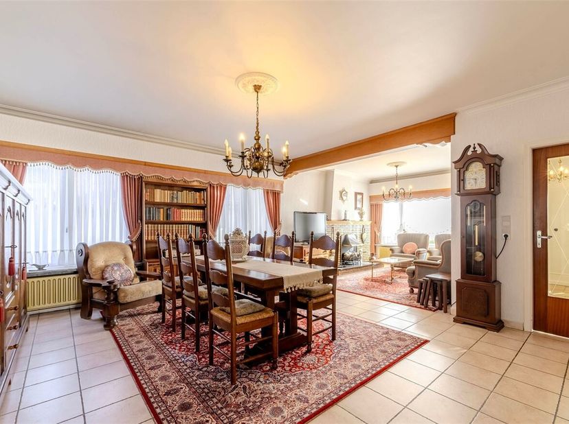 Te renoveren gelijkvloerse woning met 4 slpk op 12a 67ca in Lille<br />
Deze woning bevindt zich in een goede staat van onderhoud en dateert van 1964.