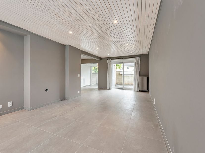 Topper te koop in rustige wijk te Kortrijk<br />
We starten in de inkomhal met apart gastentoilet. De leefruimte beschikt over een zithoek, eetplaats