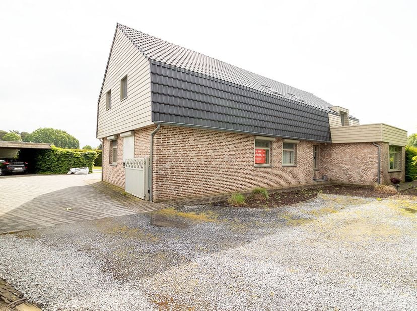 WONING MET ZWEMBAD<br />
<br />
- Adres: Bree, Gruitroderkiezel 227<br />
- Kadastraal: 1ste afdeling, sectie C, 0446TP0000 &amp; 0446WP0000<br />
- Opper