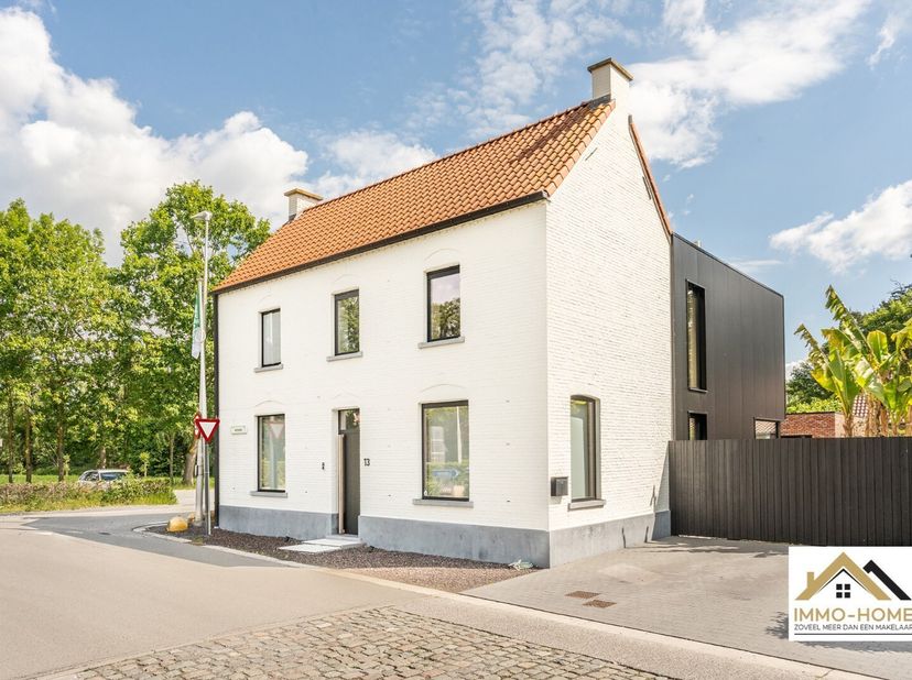 Deze prachtige woning kunnen we samenvatten in één zin : pure ruimtelijke klasse ! De statige inkomhal (met gastentoilet) zet meteen de toon : je word