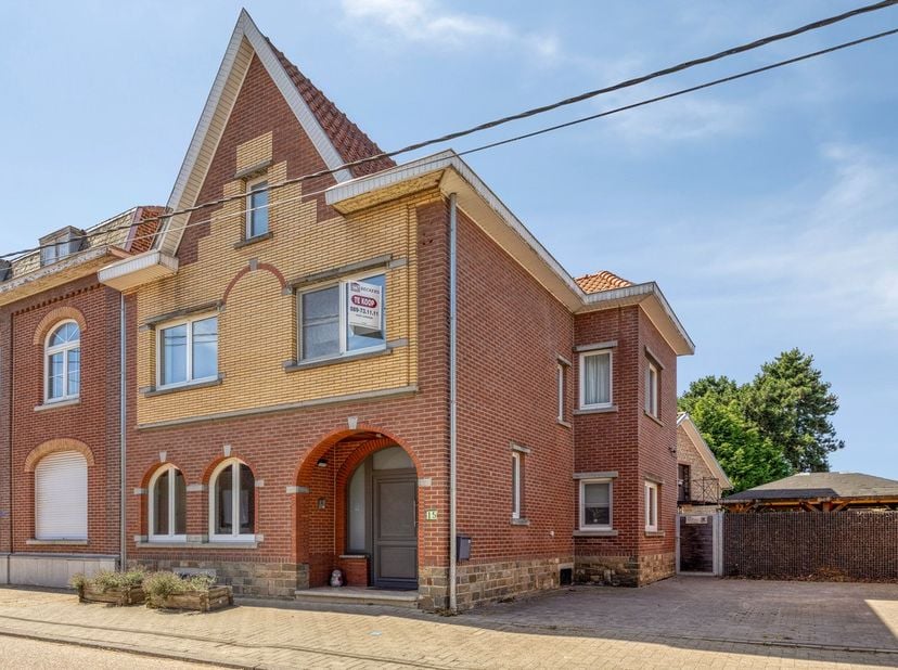 In het centrum van Millen vindt U deze zeer verzorgde woning met een aantrekkelijke tuin van ongeveer 500m² waar me zich in een zuiders stadje waant m