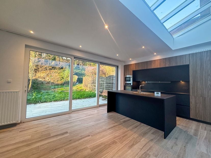 Maison 3 façades entièrement rénovée, idéalement située Chaussée de St-Job 66 à Uccle, face à la réserve naturelle du Kinsendael. <br />
Développée su