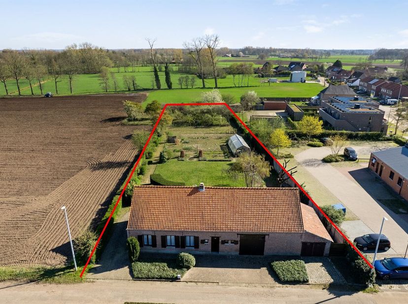 Authentique ferme à long pignon sur 2.335 m² avec une situation exceptionnelle et discrète et de nombreuses possibilités.<br />
Cette charmante ferme