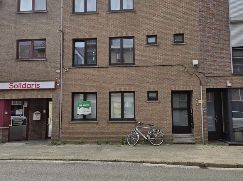 Welkom in dit charmante appartement gelegen in het hart van Meerhout. Dit modern ingericht appartement op het gelijkvloers biedt een ideale combinatie