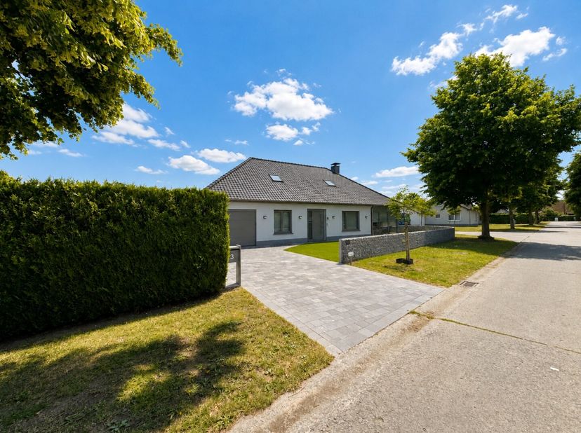 Bent u op zoek naar een perfect onderhouden woning waar comfort, energiezuinigheid en kwaliteit centraal staan? Dan zal deze prachtige bungalow in Rie
