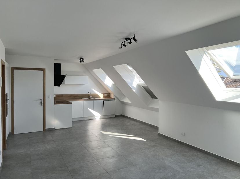 Superbe appartement neuf 2 chambres à Rumes<br />
<br />
Dans un nouvel immeuble de 4 appartements et une surface commerciale (pharmacie), cet appar