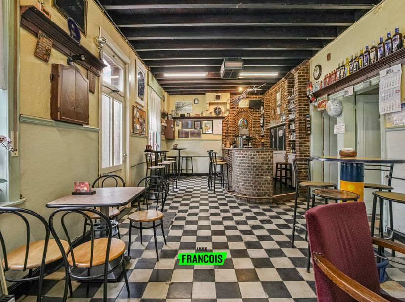 In Poperinge, net buiten de ring, richting Abele bevindt zich dit hoekpand. Deze eigendom, gekend als café 't Rood kruis heeft nu een commerciële invu