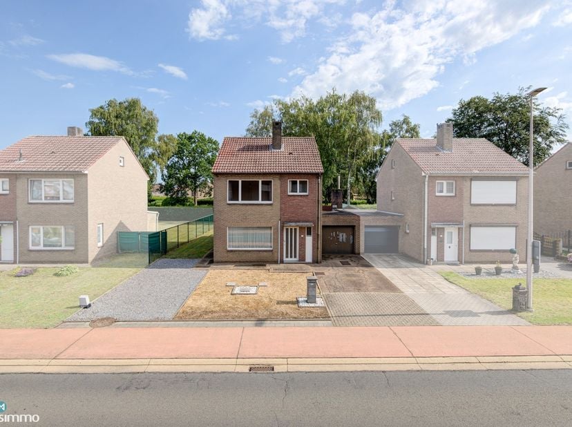 GEZINSWONING MET 3 SLAAPKAMERS, INPANDIGE GARAGE EN TUIN TE BEVERLO<br />
<br />
*** Bekijkt u deze woning via een aanverwante website? Surf dan naar