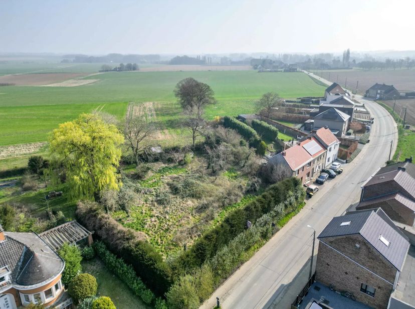 Deze ruime bouwgrond biedt potentieel voor het bouwen van één of meerdere woningen. Ze ligt in de rustige Waasmontstraat in Landen, dicht bij het cent