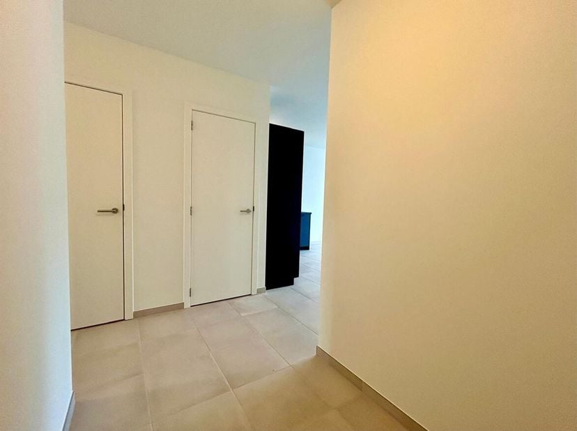 Appartement nouvellement construit au rez-de-chaussée avec 2 chambres à coucher, terrasse et parking dans un endroit pratique !<br />
Aménagement<br /