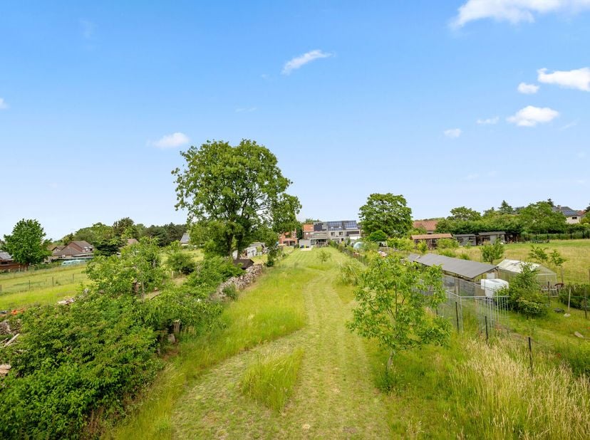Bienvenue dans cette splendide villa située à Steenokkerzeel, construite en 2015, offrant une surface habitable généreuse de 231 m² sur un terrain fac