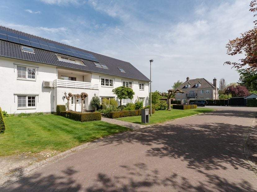 OPNIEUW VERLAAGDE VRAAGPRIJS: Luxe afgewerkt, zeer ruim opgezet (ca. 550m2 bruikbare oppervlakte), sfeervol, energiezuinig duplex 6-slaapkamerappartem
